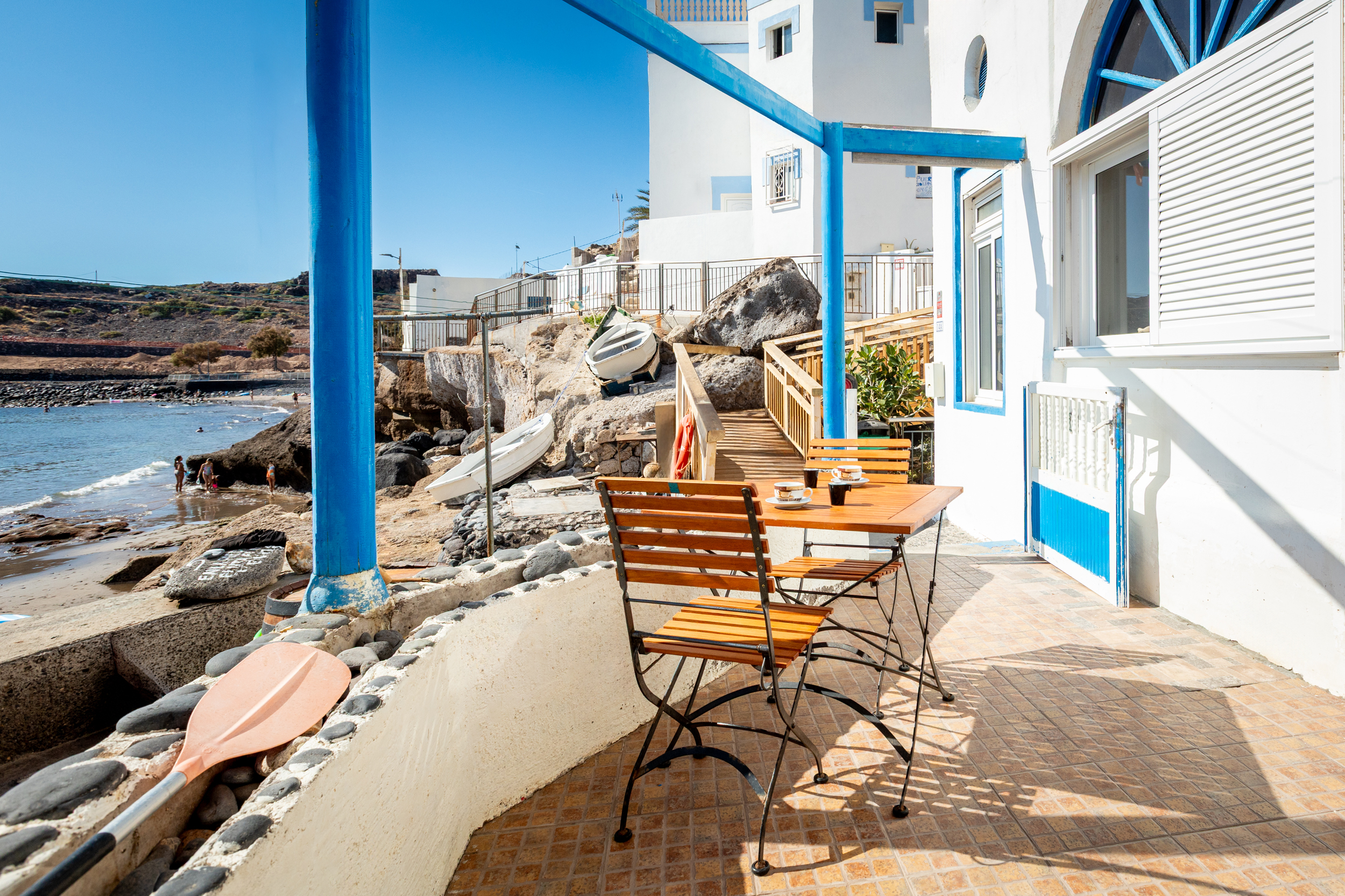 Terraza lateral de La Casa del Capitán junto a la playa